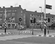 855347 Gezicht op de kruising van de Vleutenseweg (voorgrond) met de Thomas à Kempisweg 1) te Utrecht. De kruising ...